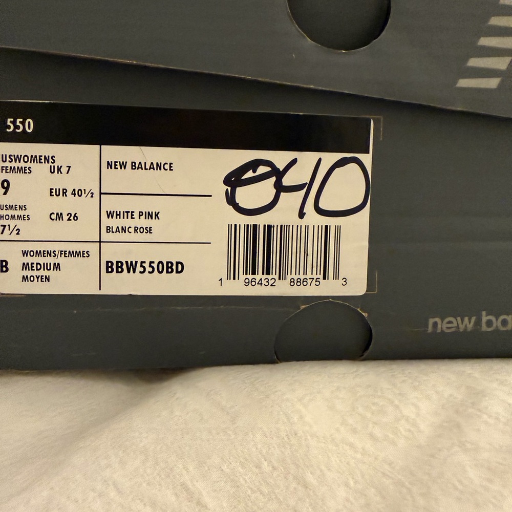 New Balance Women's White and Pink Sneakers! BRAND NEW W BOX - Picture 6 of 6